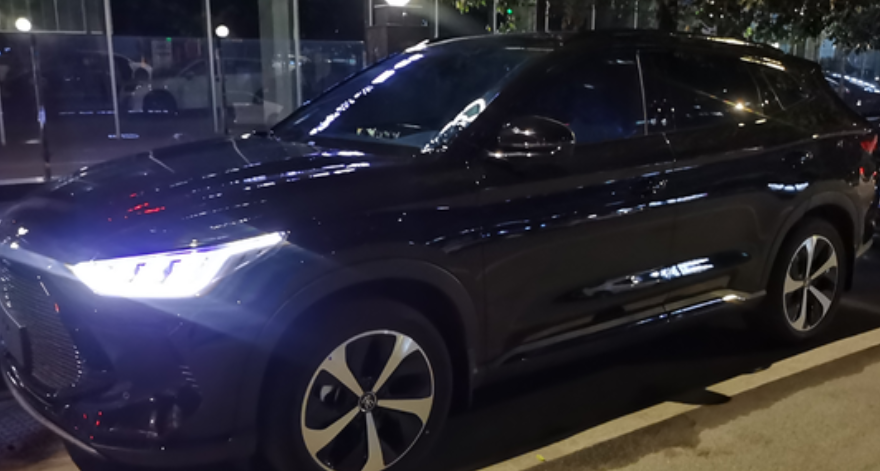 宋PLUS DM-i 改装分享，拿到车就迫不及待去改装了，贴了全车隐形车衣，全身