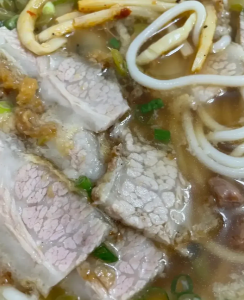 桂林米粉里面的脆皮肉居然是这样的，惊呆了。