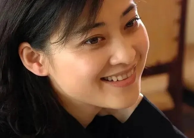 梅婷和老公曾剑，真是让人羡慕的一家人啊！梅婷说老公是摄影师，平时家里的活儿都是他