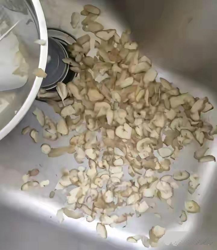 真的很佩服我老公和婆婆！他们俩都有一个相同的毛病，不管是削土豆还是削山药，都是对