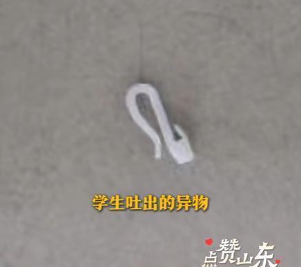 “慢一秒就是一条命！”山东日照，一老师正在讲课，突然一个学生冲上讲台上拍打老师，
