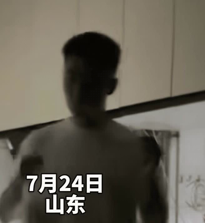 笑不活了！

山东一名男子晚上肚子饿了，跑到外面去买了些小吃回家，然而，当他