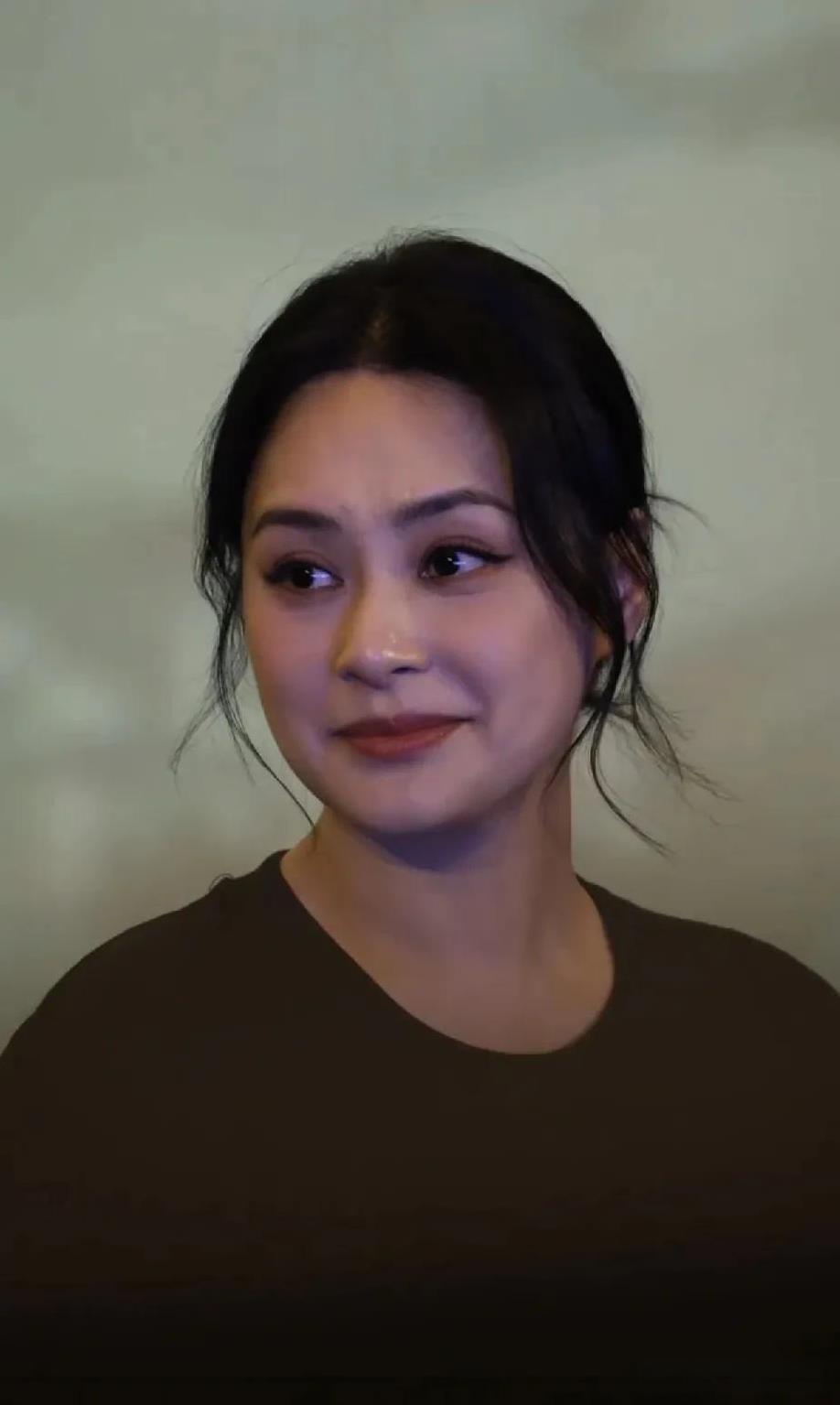 44岁阿娇生图比精修还美！她用真实美打破了 “白幼瘦” 审美霸权。黑色T恤配格纹