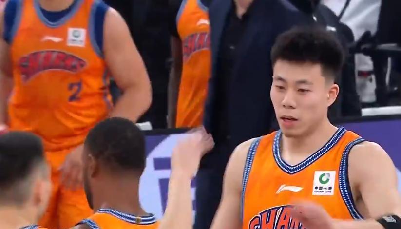姜伟泽半场全中15分5助攻，张镇麟弗格上半场各4分钟不受重用，吉林领先上海5分进