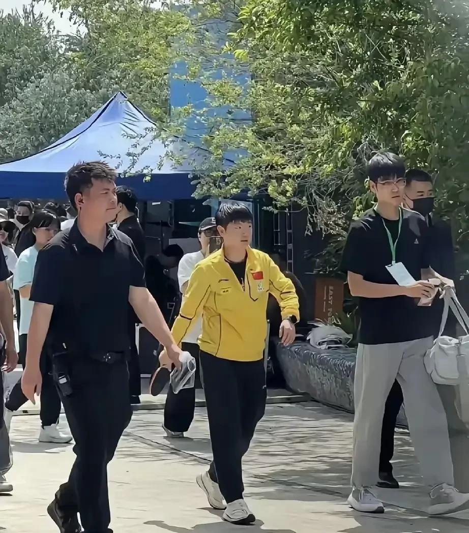 莎莎又穿美团黄运动服
在人群中是相当惹眼
活动结束后
手拿着球拍
大步流星的
气