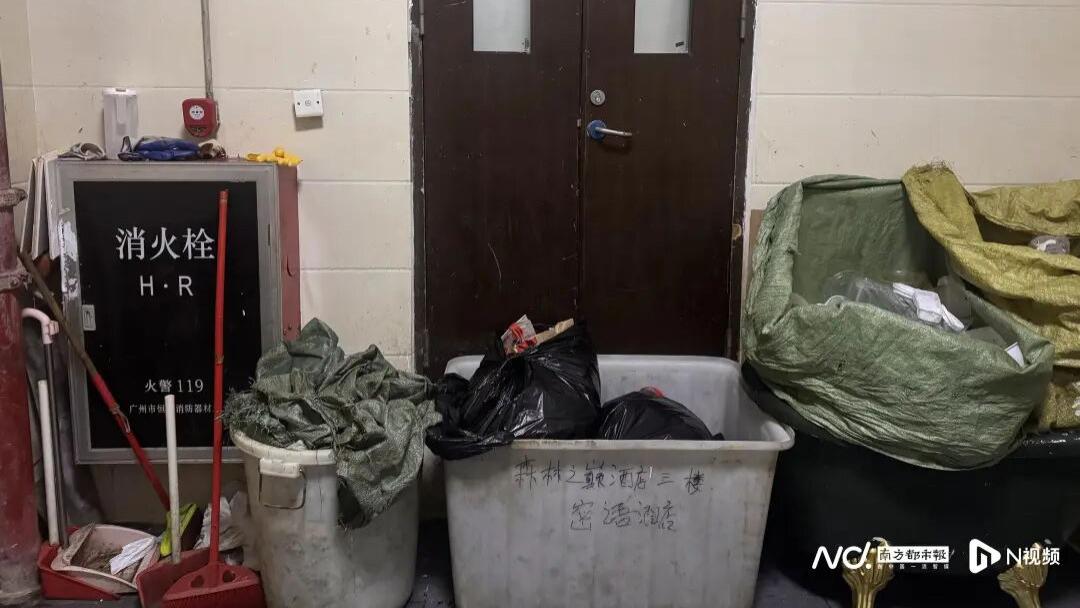 广州高层老旧商住楼消防隐患调查 疏散通道杂物堆积触目惊心