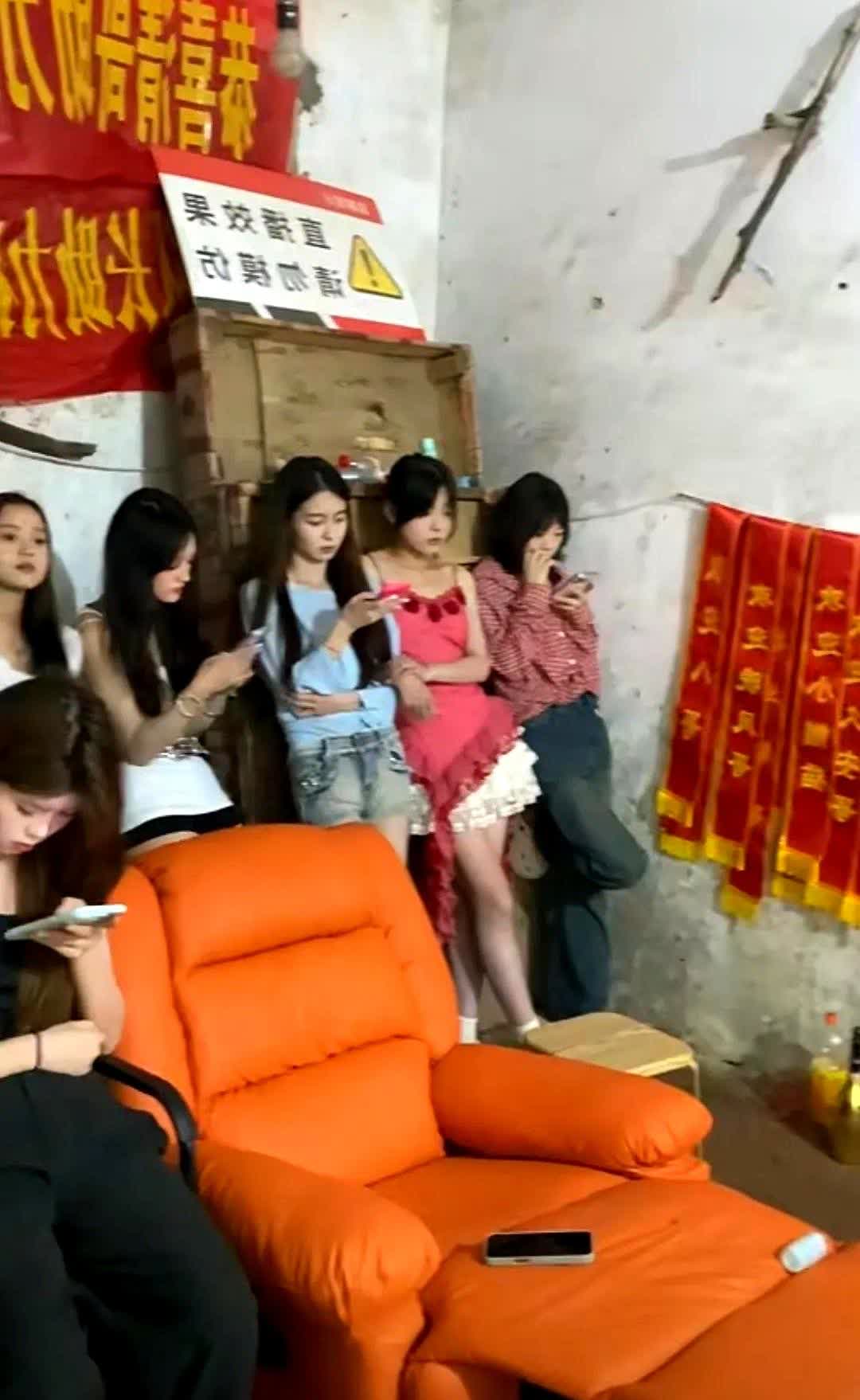 看看吧，现在的网络有多不堪，这些女孩子本来是在学校读书上学的，可就是想走捷径，想