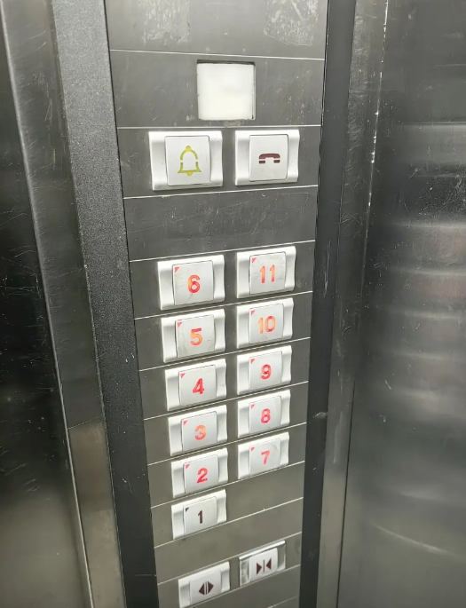 一楼缴完电梯费后，每天早晚高峰都座半小时电梯，有人说这是正常行使权力，也有人讲是
