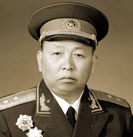 1940年，警卫员探望詹才芳，詹才芳看到他口袋里别着派克笔，就向他讨要，警卫员起