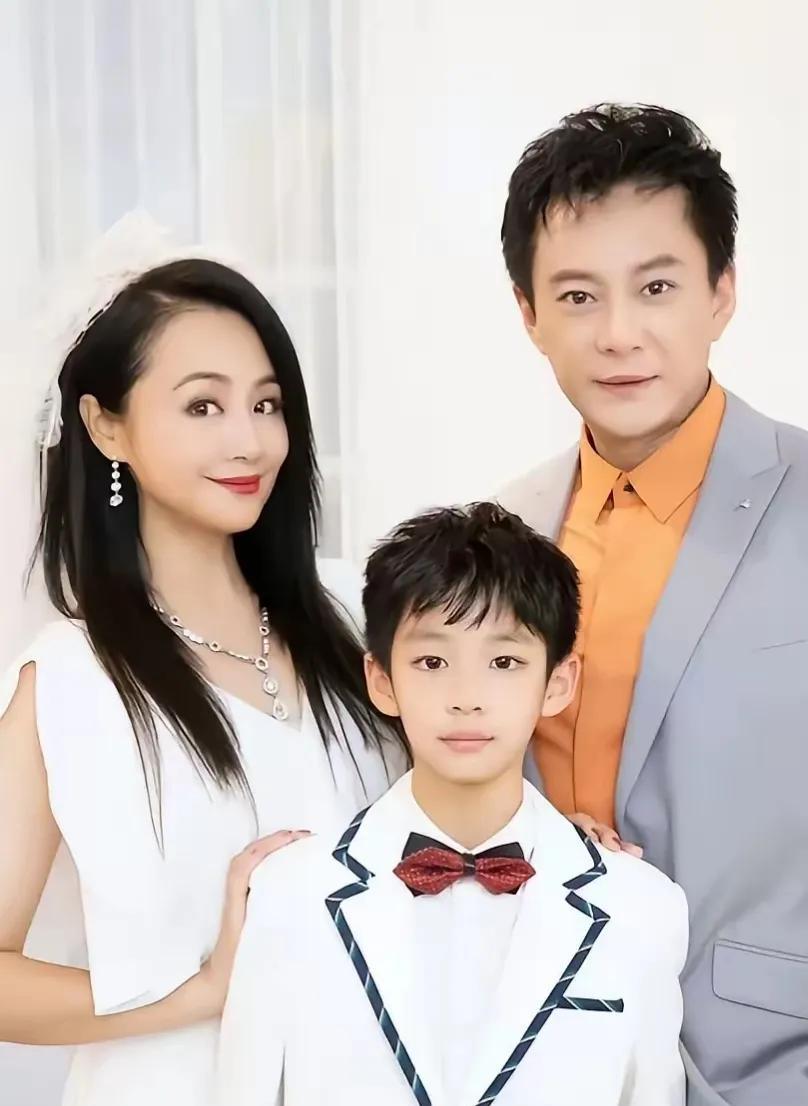 这位曾经的中央一姐，颜值不亚于周涛，气质，主持能力，胜过杨澜，多才多艺，主持，演