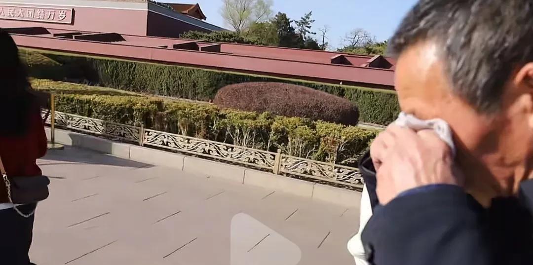 老一辈对天安门的执念有多深！当地铁上报站“天安门东”时，外公就眼睛湿润了，走到天