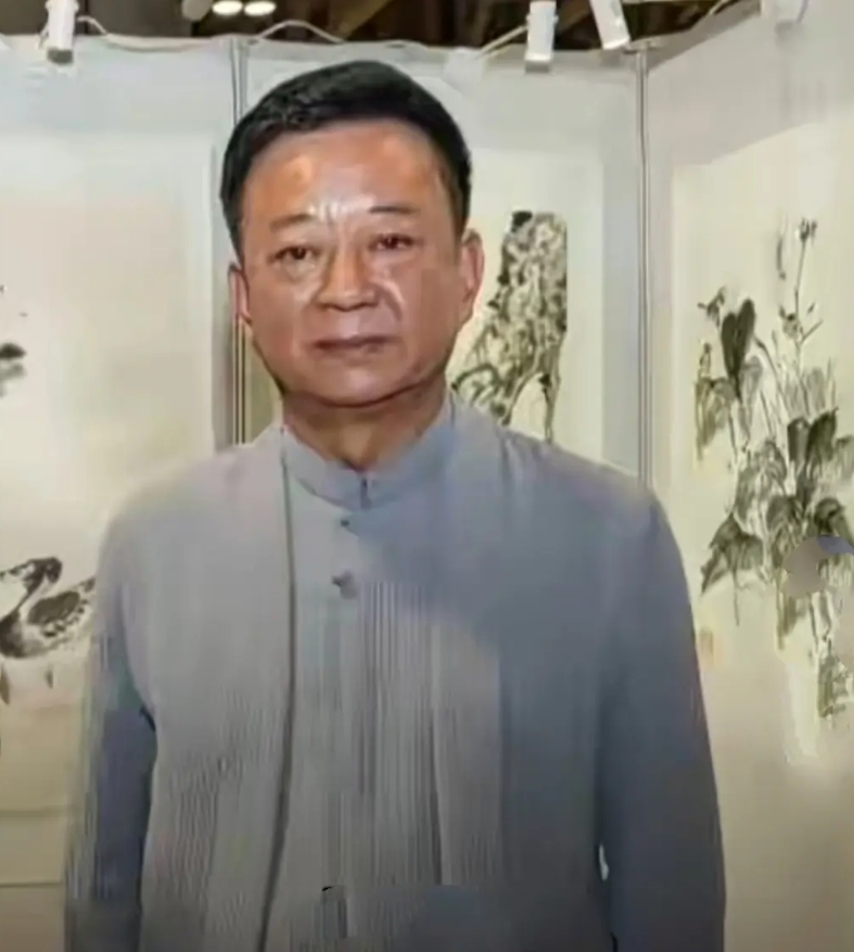 著名前央视主持人朱军在澳门现身画展，已经61岁的朱军，身材保持的不错，依然挺拔有