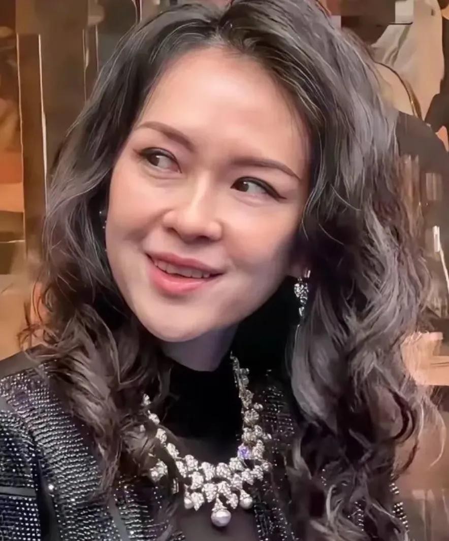 章子怡离婚引发的女性生存思考





姐就是女王，自信放光芒！离婚怎么了？看看