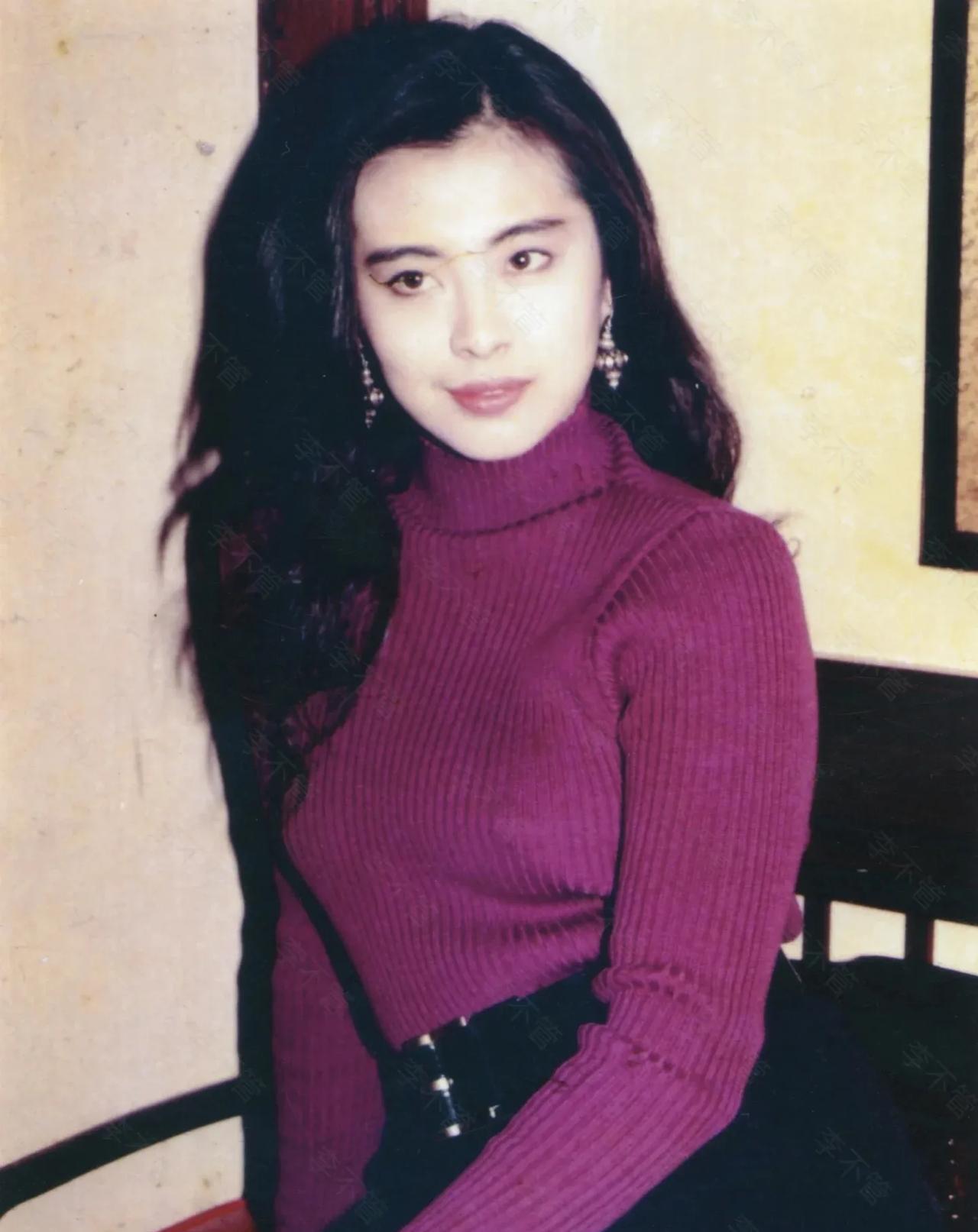 王祖贤大美女，高领毛衣都能穿出万种风情。#王祖贤#