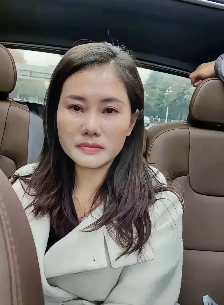 今天才发现，杨妞花的眼睛仔细看很别扭，感觉像是开了眼角没开好，两只眼睛不对称，形