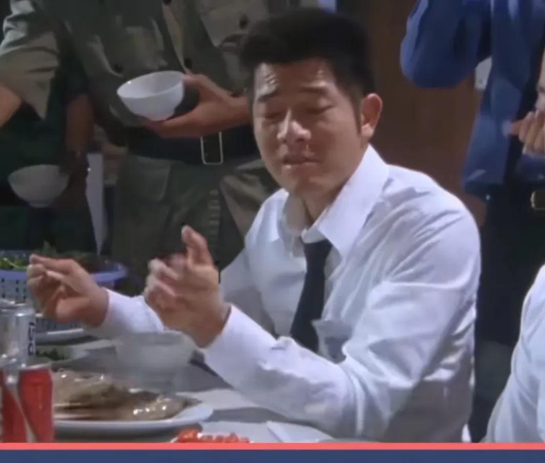 演员邓家佳说：“郭富城曾经去我的火锅店连吃了十四天，嗓子都哑了，然后有天他突然问