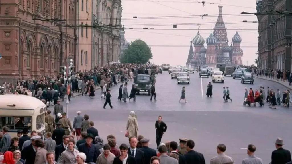 躺平犯法！苏联搞了个“寄生虫法”，百姓走在街头随时可能被抓