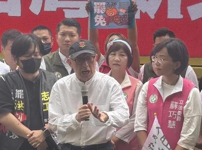 曹兴诚这个老贼越来越嚣张了，在被质问，为何黑熊学院不派人去南部救灾，他回呛：凭什