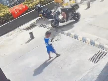 儿童站路中间玩手机，惨遭货车碾压，从小不立规矩，以后吃亏倒霉的事多着呢！孩子是真