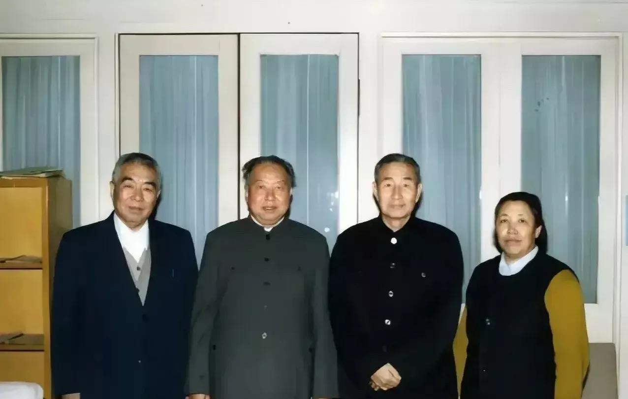 华国锋携夫人韩芝俊与老战友们在一起，合影留念，永恒的回忆！