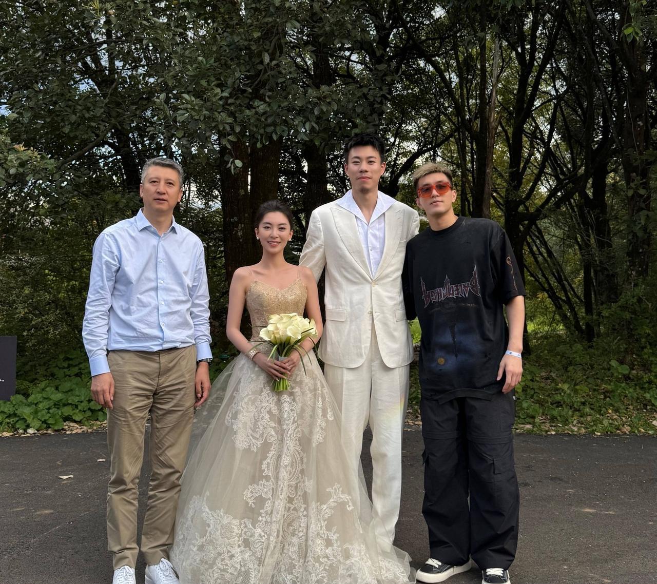 新婚快乐！郭艾伦和老叔郭士强参加好兄弟张镇麟的婚礼，郭艾伦送上祝福：“好一对新人