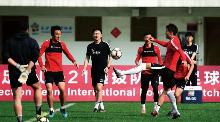 孙继海首次回应小球员事件，讲述了青训的不易！
《南方人物周刊》采访了孙继海和嗨球