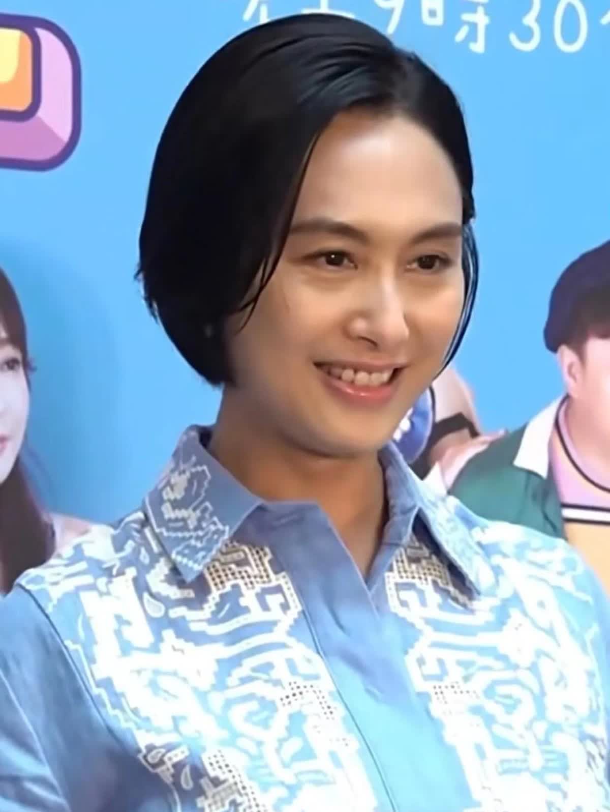 朱茵近照一出来
我身边姐妹都愣住了神

不是笑她自然变老，是服她这穿衣本事