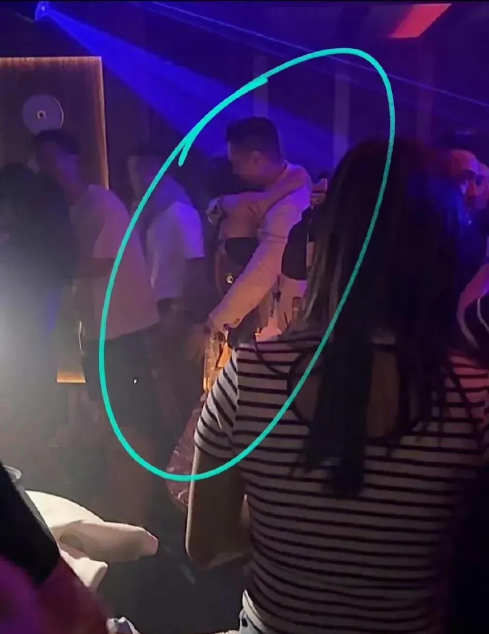 胡杏儿老公人设崩塌





好男人滤镜碎一地！说好的顾家爱妻呢？胡杏儿老公的“