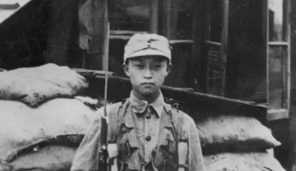 1937年，15岁的韦容松偷偷跑到部队去当兵，部队拒绝收他。不料，他甩出一句话，