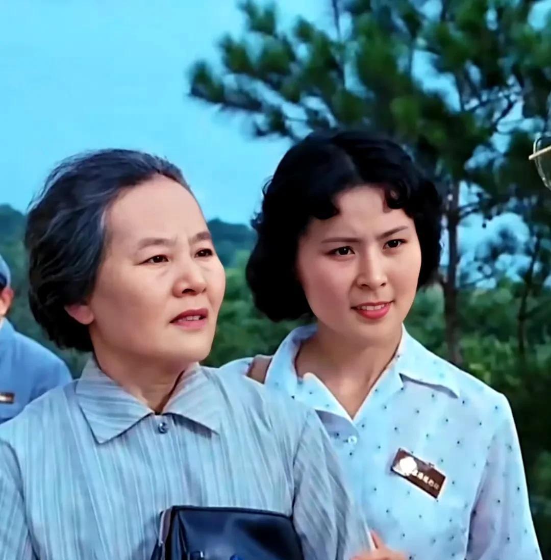 这是八十年代上影拍摄的影片《爱情啊，你姓什么》的剧照。两位女演员是上影厂的两代黄