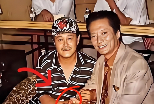 我看了这张老照片沉默好久，
突然明白为什么赵本山
如今地位这么高，原来有部分原因