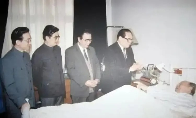 1997年，彭真病危期间，留下的一张老照片，此时的他身体已经非常虚弱，被病痛折磨
