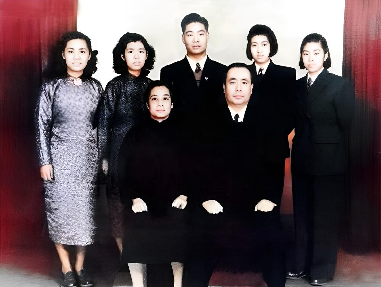 这是1948年陈宝仓将军夫妇与孩子在上海合影。后排是他们的孩子：陈静方、陈佩方、