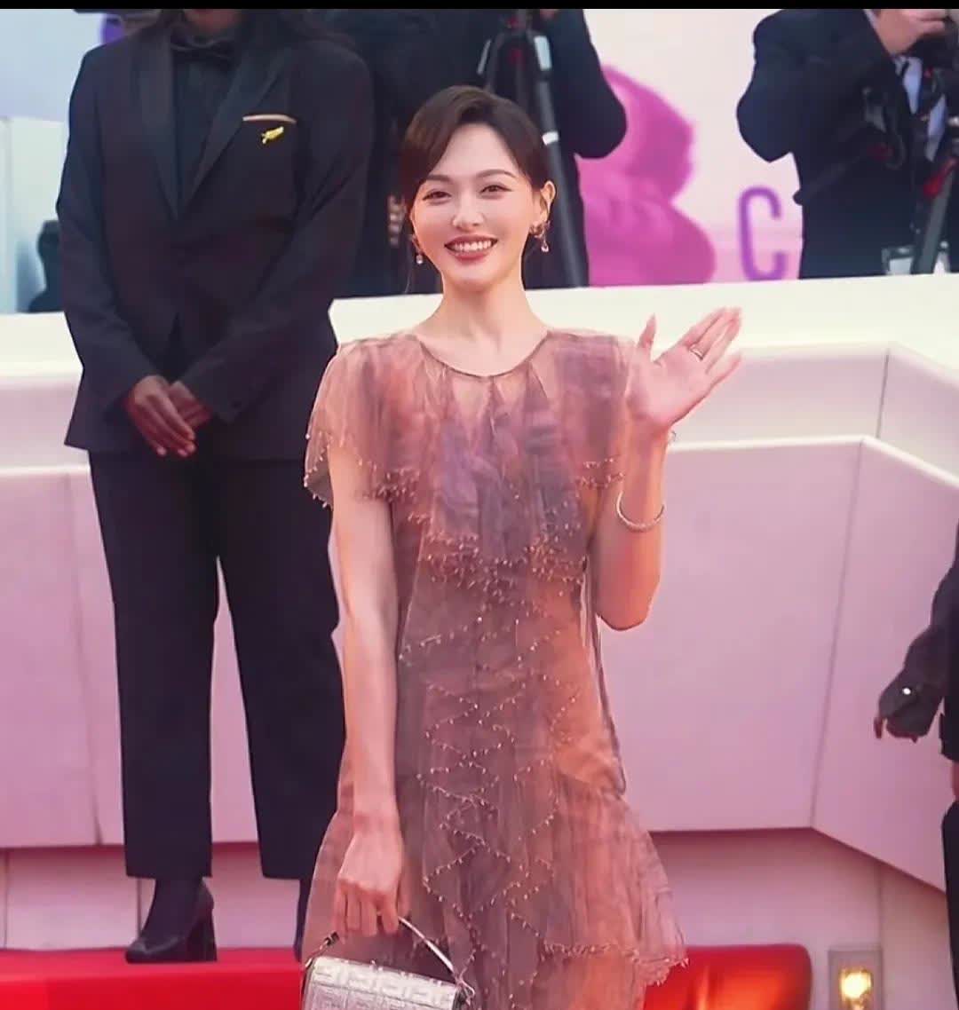 罗晋未必就很爱唐嫣，
毕竟人心易变，此刻爱你并不意味着永远爱你，说不定罗晋也会