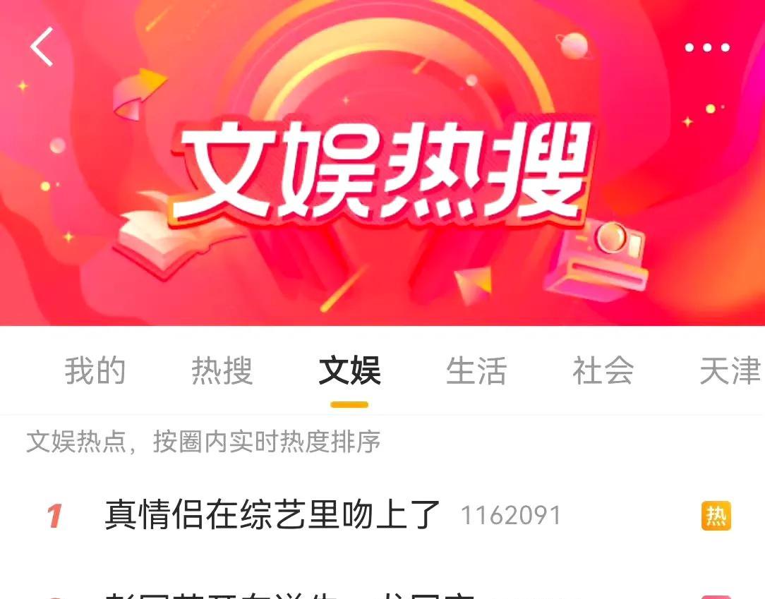 朱一龙自己低调的不行，在校时有集体合影他总是往后退的那个。站在或者蹲在无人在意的