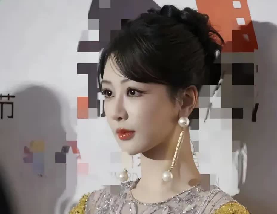 我有种预感
属于杨紫的巅峰已经过去了
为什么说杨紫已经过去式了，那是因为

