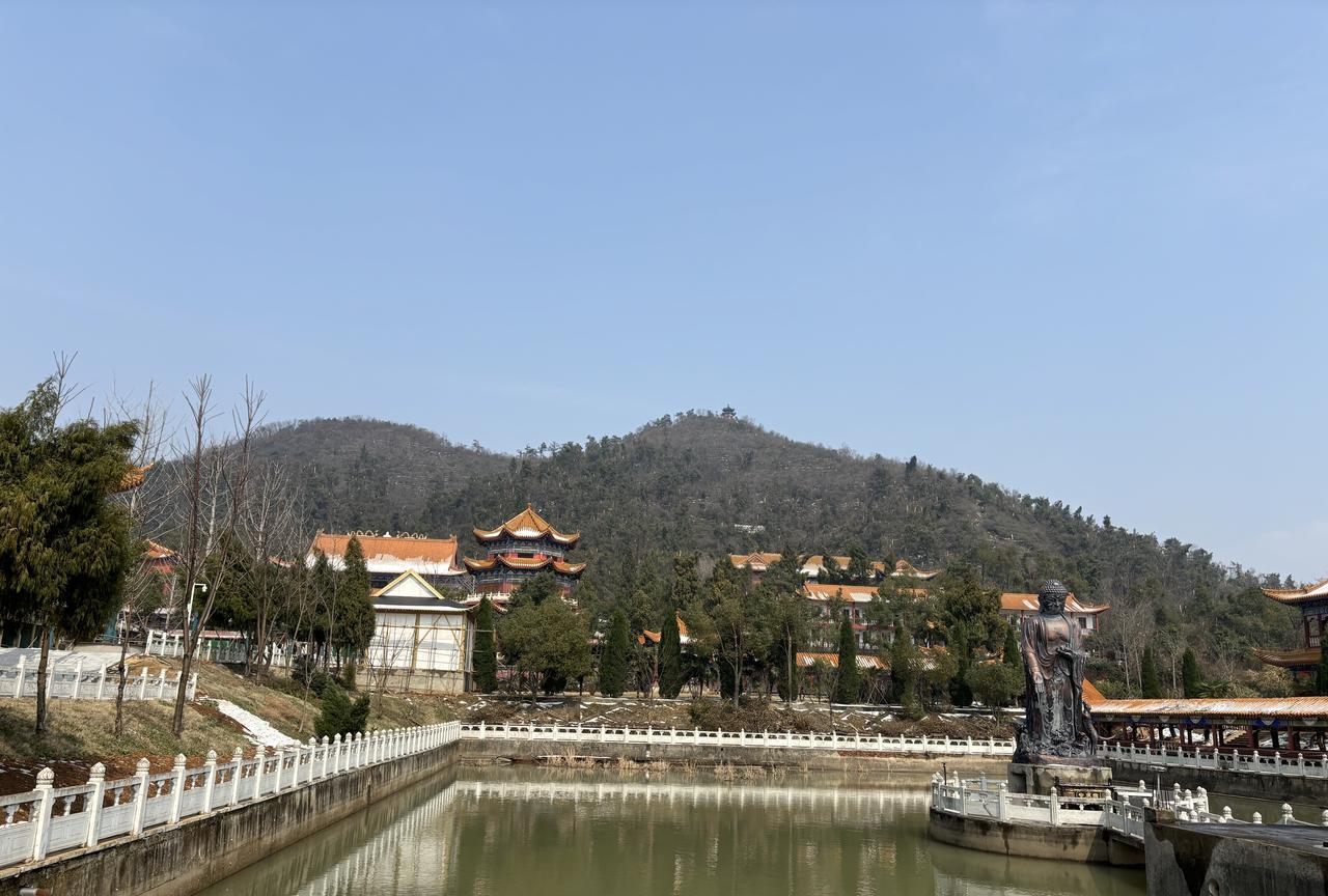 山不在高，有仙则灵
武汉的龙泉山不高，海拔只有两百米左右，因为有明朝古墓而闻名。