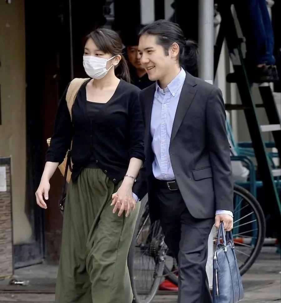 放弃皇室光环，爱有多盲目











---











当