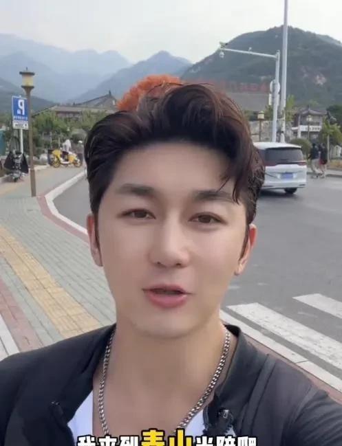娱乐圈是怎么了
科班出身竟然无戏可拍
为了生计竟然
跑去泰山当陪爬了
《东北插班