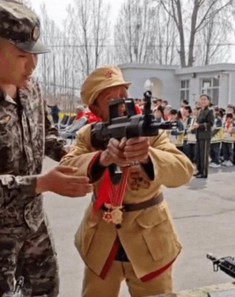 民族的脊梁！25年河北百岁老兵被邀请试射军队新武器，虽然一双枯手控制不住的乱颤，