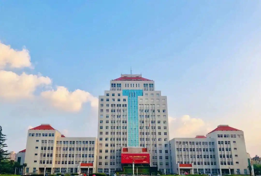 扬州大学太遗憾了！
扬州大学，一所6校合并组建而成的“巨无霸”大学，我国最具实力