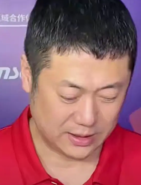 害羞的赵勇vs大方的董禹含和王奥芊

中国女排的主教练挺害羞的，各种采访都低着头
