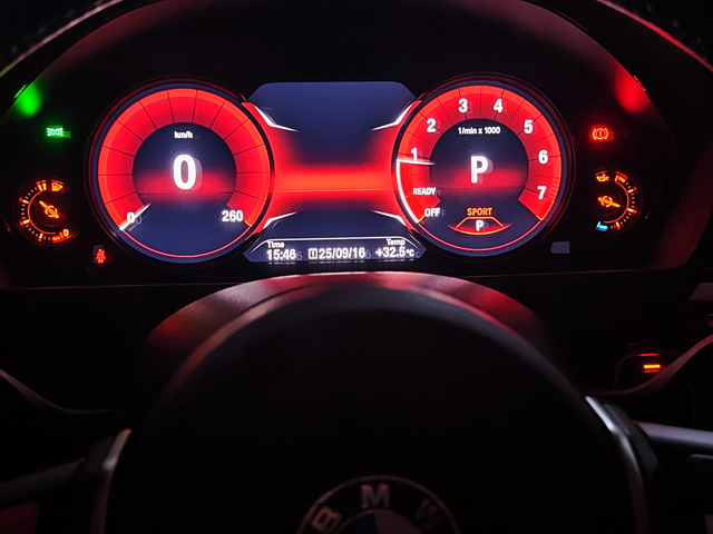 宝马3系经典M运动双液晶仪表盘
心仪的18款矅夜版宝马3系经典M运动双液晶仪表盘