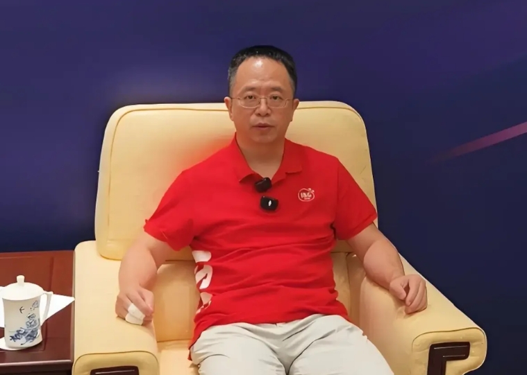 DeepSeek流量暴跌是危机还是转机，
当周鸿祎说出“DeepSeek网站慢得