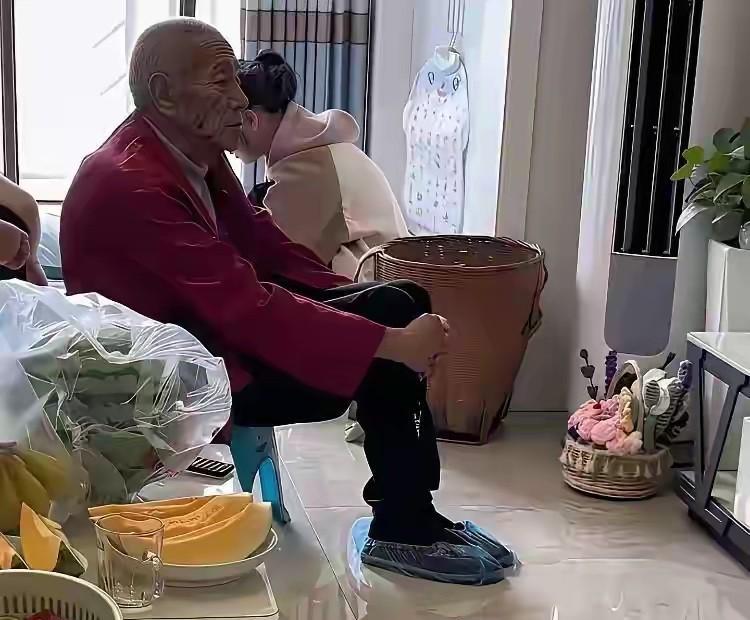 让这么大年纪的老人，进屋前先套个鞋套，真不知道这话，是怎么说出口的？
看到这位老