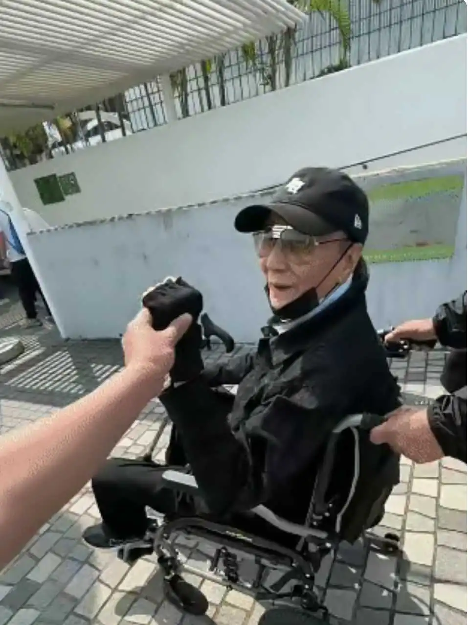 89岁的四哥谢贤
瘦得皮包骨头，坐轮椅被保姆推出来晒太阳
