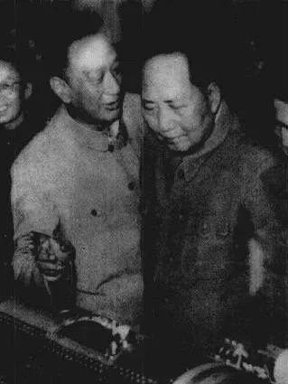 1960年5月28日晚，毛泽东主席在杨尚昆、柯庆施等陪同下，参观上海新技术展览会