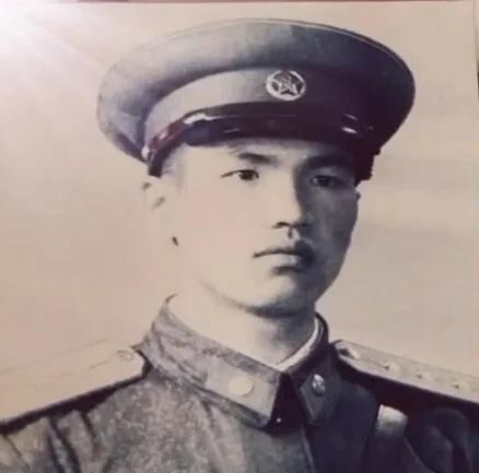1947年3月的一天，河南清丰县罗家村的20多名青年一起参加了解放军，刘玉玺也是