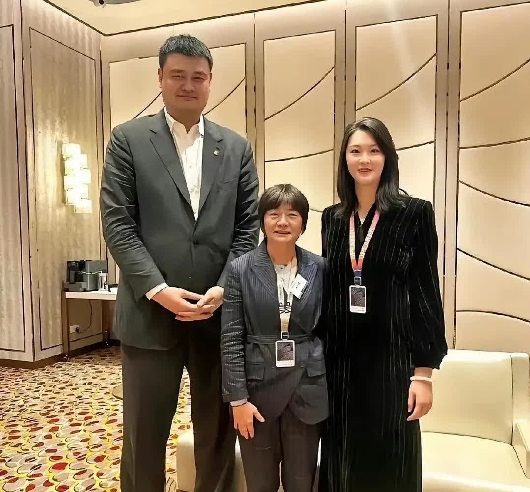身高1.92米的惠若琪，站在姚明的身边也变得小鸟依人了 ！