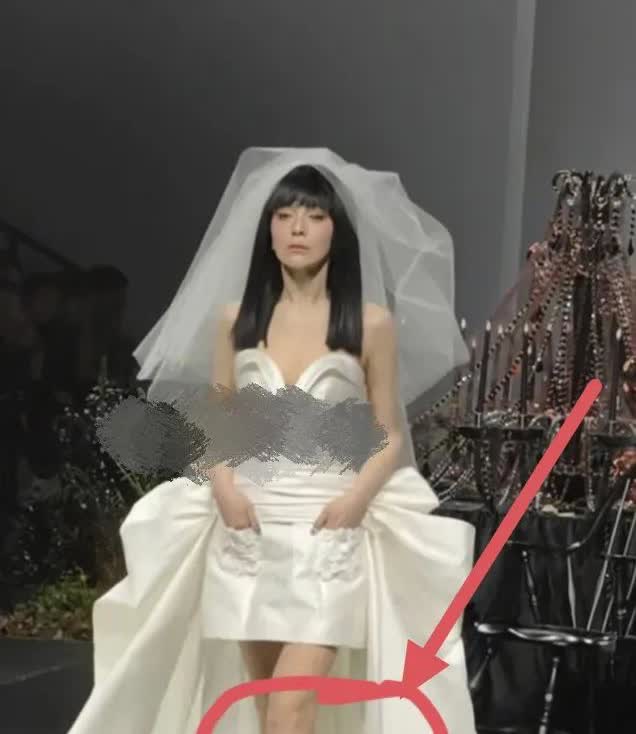看了上海时装周雪姨的走秀现场，

终于知道为啥很少有人光腿穿小白鞋了，

